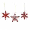 Trois décorations de Noël rouges en forme d'étoiles et de flocon, brillantes et festives.