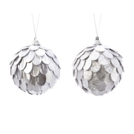 Boules décoratives argentées ornées de petites écailles brillantes.