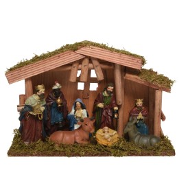 Traditionele kerststal met houten schuur, figuren van Maria, Jozef, de wijzen en dieren, bedekt m...
