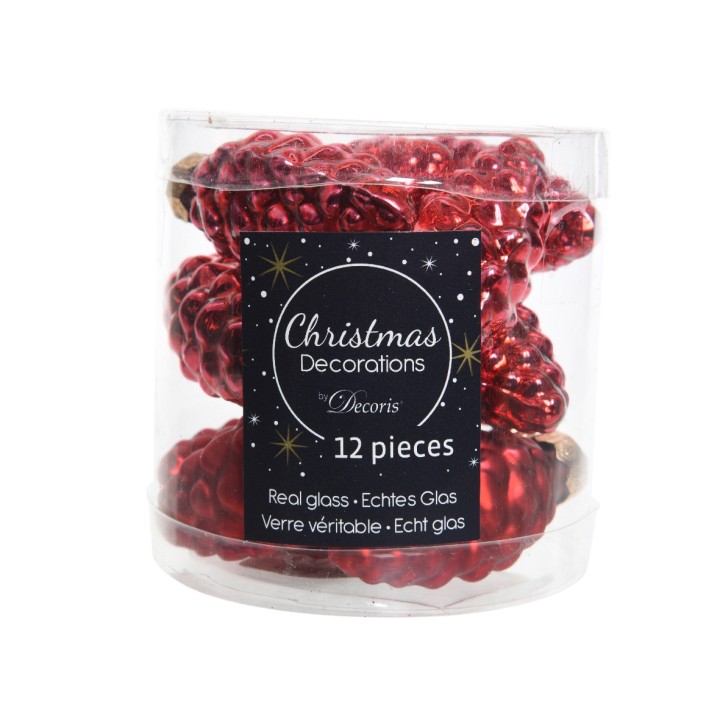 Transparante verpakking met twaalf glanzende, rode kerstversieringen in de vorm van dennenappels.