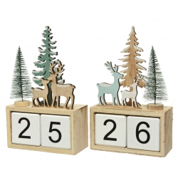 Décor en bois avec cerfs et sapins, chiffres en blanc sur socle naturel.