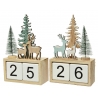 Décor en bois avec cerfs et sapins, chiffres en blanc sur socle naturel.