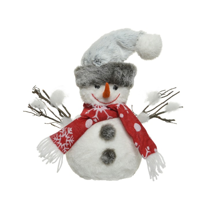Schattige sneeuwman van pluche met een rode sjaal, grijze hoed en takken als armen.