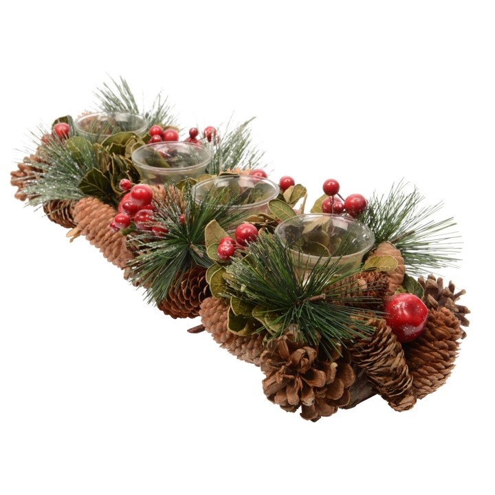 Kerststuk met dennenappels, groene takken, bessen en glazen waxinelichthouders.