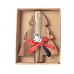 Planche en bois en forme de sapin, décorée d'un ruban rouge et d'une cuillère argentée.
