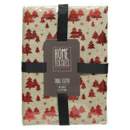 Linnen tafellaken met rode glanzende kerstbomen op een beige achtergrond, verpakt met een label.