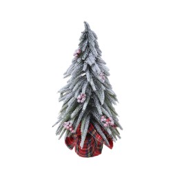 Sapin enneigé décoré de baies, pot en tissu à carreaux rouges et verts.