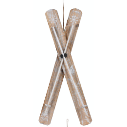 Deux skis en bois croisés, décorés de flocons, avec des fixations blanches.
