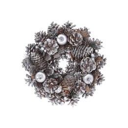 Couronne festive ornée de pommes de pin, bougies argentées et touches de givre.