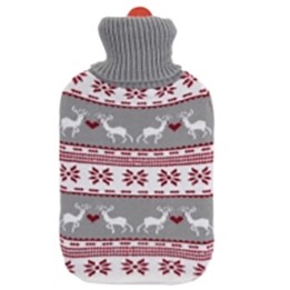 Bouillotte en tricot gris avec motifs de rennes et flocons rouges.