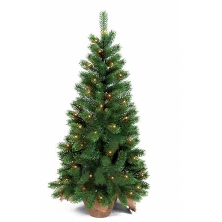 Groene kunstkerstboom met gouden lichtjes, in een eenvoudige pot van jute.