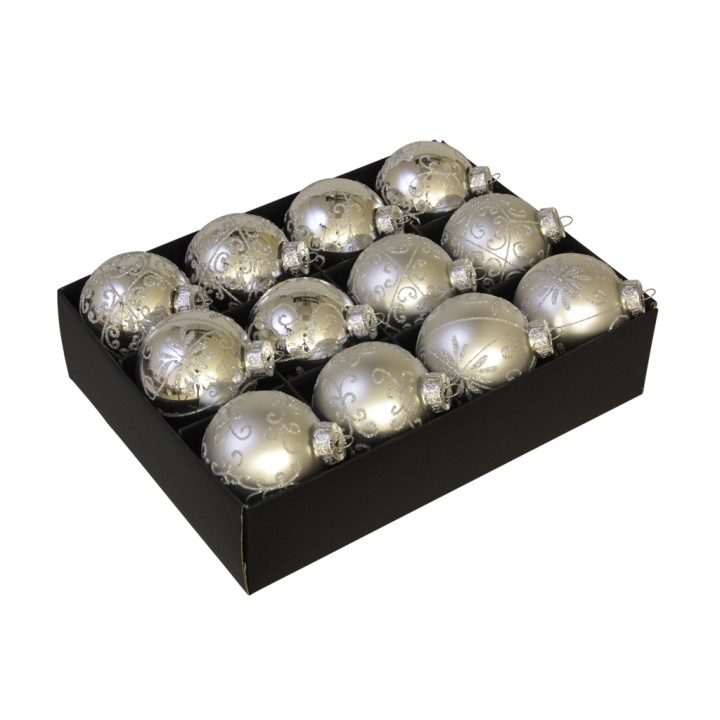 Zilveren kerstballen in een zwarte doos, versierd met delicate patronen en glinsterende details.