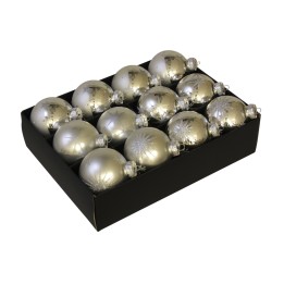 Douze boules de Noël argentées ornées de motifs, présentées dans une boîte noire.