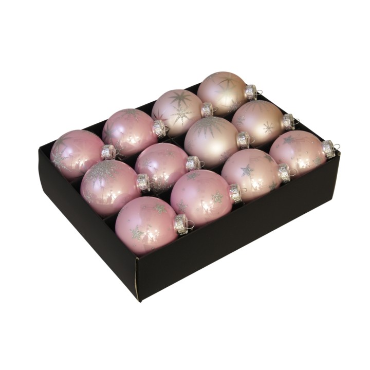Een doos met 12 glanzende kerstballen in zachte roze tinten, versierd met zilveren sterren.