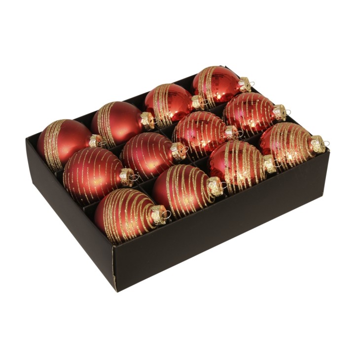 Twaalf glanzende rode kerstballen met gouden strepen in een zwarte doos.