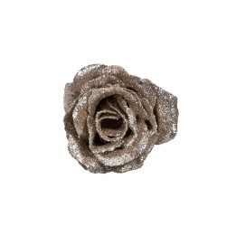 Gouden roos bedekt met glitters, elegant en schitterend tegen een witte achtergrond.