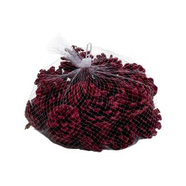 Een netzak gevuld met donkerrode dennenappels, ideaal voor decoratie.