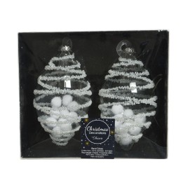 Twee kerstversieringen in de vorm van dennenappels, versierd met witte kralen en pompons.