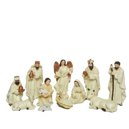 Scène de crèche avec figures en résine, couleurs douces, représentant la Nativité.