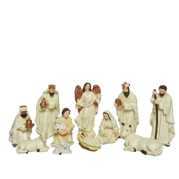 Scène de crèche avec figures en résine, couleurs douces, représentant la Nativité.