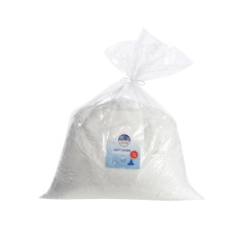 Sac transparent contenant de la neige artificielle blanche et légère.