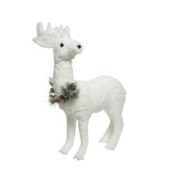 Een witte, stoffen rendier met een takje en besjes om zijn hals, in een speelse, decoratieve stijl.