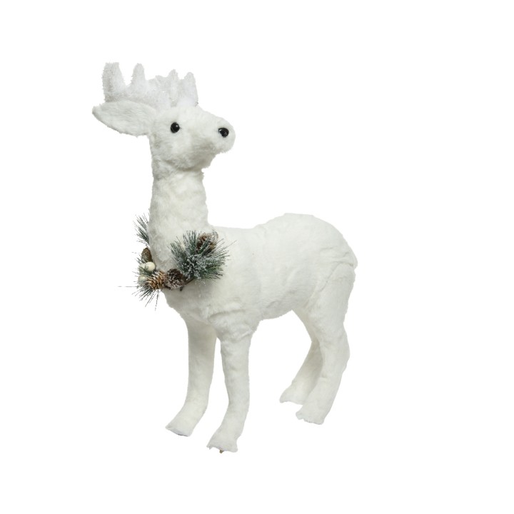Renne en peluche blanche avec un collier de branches et de perles. Atmosphère festive.