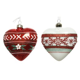 Twee hartvormige kerstballen: één rood met witte patronen, de ander wit met rode glitters.
