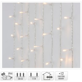 Guirlande lumineuse avec ampoules blanches sur fil argenté, décorative et festive.