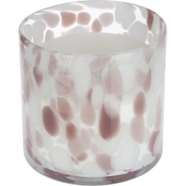 Een ronde kaars in een glazen houder met speelse, roze en witte vlekken.