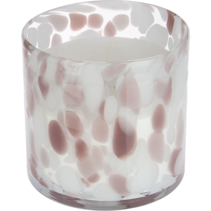 Een ronde kaars in een glazen houder met speelse, roze en witte vlekken.