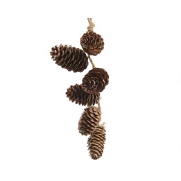Une guirlande de cônes de pin suspendue, aux teintes brunes et textures naturelles.