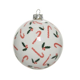 Witte kerstbal met rode snoepjes en groene hulsttakken, afgewerkt met een zilveren hanger.