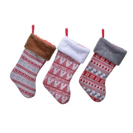 Chaussettes de Noël en motifs rouges et blancs, agrémentées de fausse fourrure.
