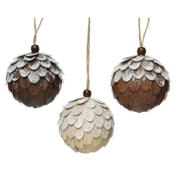 Drie kerstballen met schubben in bruin, beige en wit, versierd met glitters en touw.