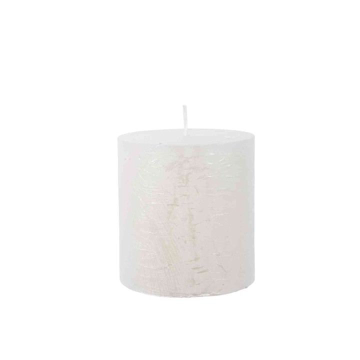 Witte, cilindervormige kaars met een glanzende, iriserende afwerking.