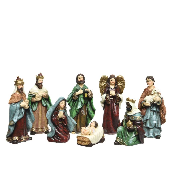 Een kleurrijke kerststal met figuren van Maria, Jozef, de drie koningen en engelen.