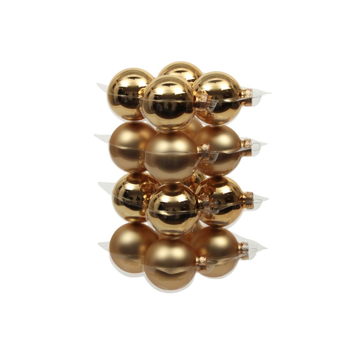 Gouden kerstballen in verschillende afwerkingen, gestapeld in een symmetrische toren.