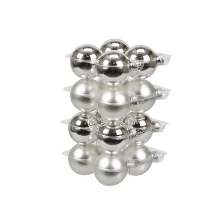 Glanzende zilveren kerstballen in een stapelverpakking, variërend in matte en glanzende afwerking.
