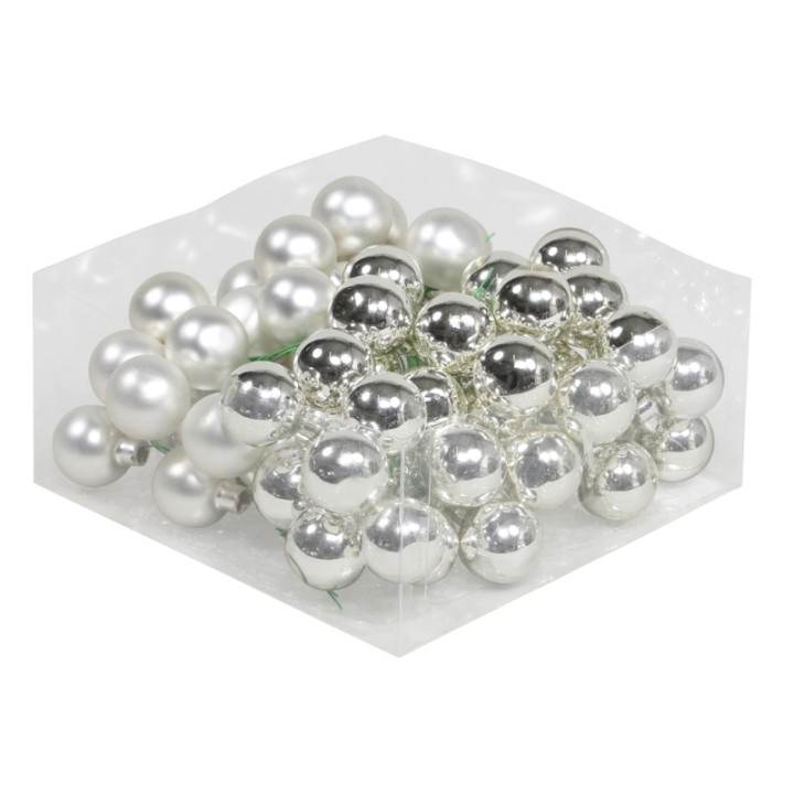 Een stapel glanzende witte en zilveren kralen in een doorzichtige verpakking.