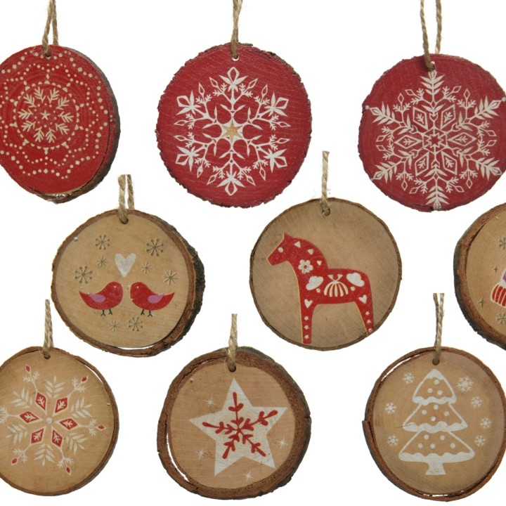 Houten kerstversieringen met rode en beige tinten, versierd met sneeuwvlokken en figuren.