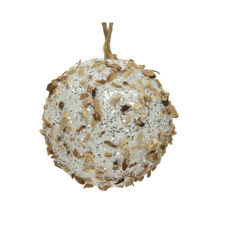 Ronde kerstbal bedekt met glitters en houtsnippers, in zachte witte en natuurlijke tinten.