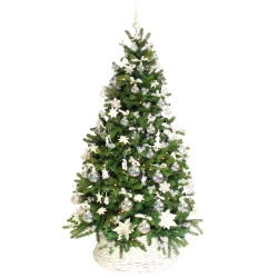Sapin de Noël verdoyant, orné de boules argentées et d'étoiles blanches, dans un panier tressé.
