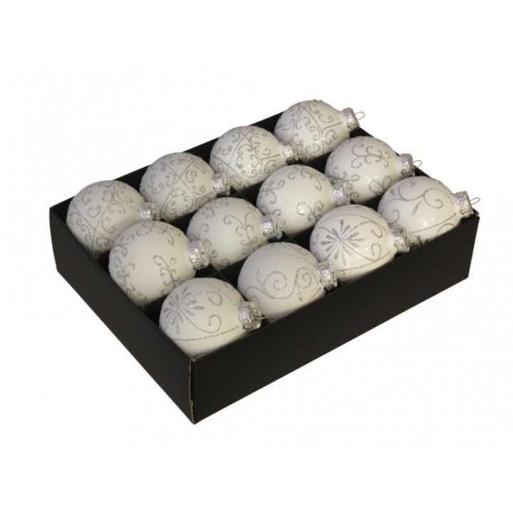 Zestien witte kerstballen met zilveren versieringen in een zwarte doos.