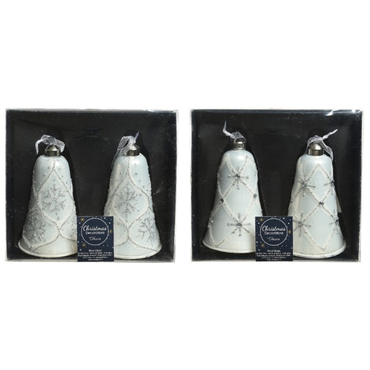 Twee sets witte, feestelijke kerstklokken met sneeuwvlok- en diamantpatronen.