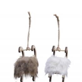 Deux petites chaises en bois, ornées de fourrures brunes et blanches, suspendues par une corde.