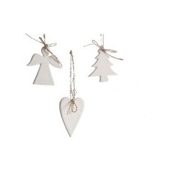 Drie witte kerstdecoraties in de vorm van een engel, kerstboom en hart, met touwtjes eraan.