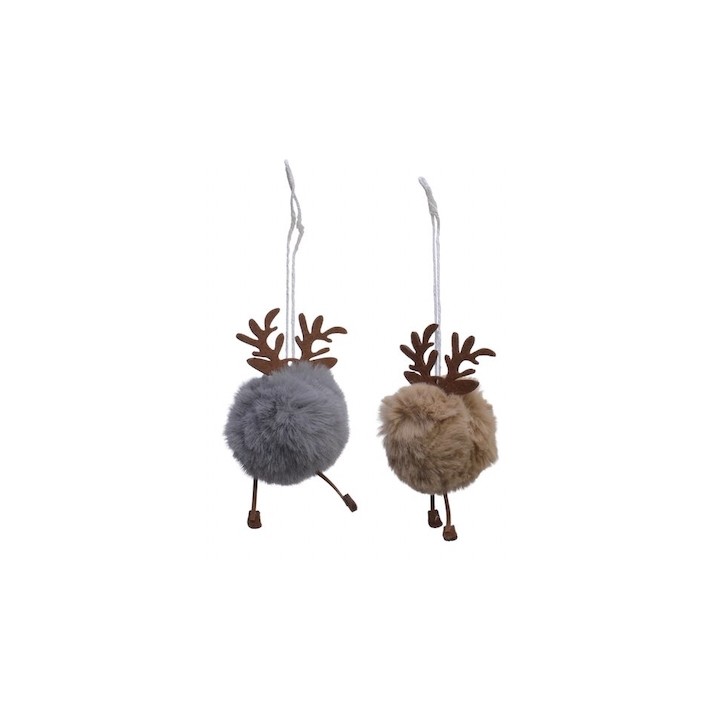 Zachte, pluizige kerstdecoraties met hoorns, in grijs en bruin, aan een touwtje.