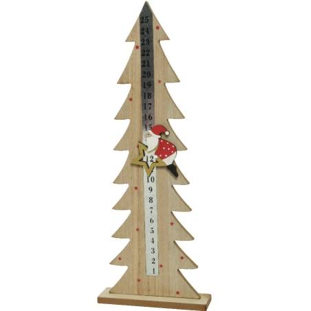 Un arbre en bois décoré, servant de toise avec un petit personnage festif.