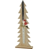 Un arbre en bois décoré, servant de toise avec un petit personnage festif.